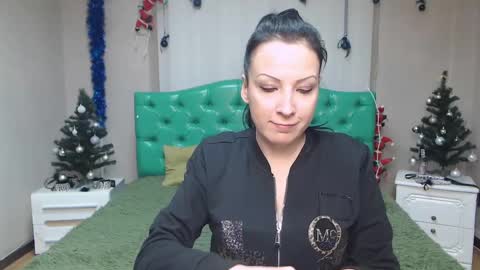 Snapshot of elizabethsho chatting on 01.19.25 ElizabethSho online show from 01.19.25