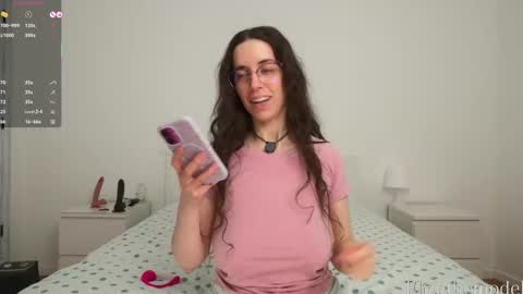 Snapshot of elizathemodel chatting on 03.10.25 Eliza online show from 03.10.25