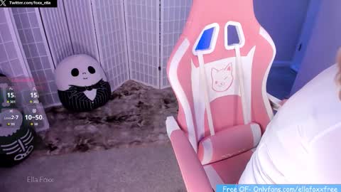 Snapshot of ella_foxx chatting on 10.23.25 ella_foxx online show from 10.23.25