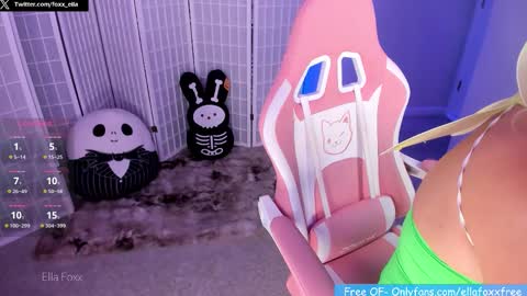 Snapshot of ella_foxx chatting on 10.24.25 ella_foxx online show from 10.24.25