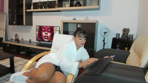 Ella online show from 04.03.26