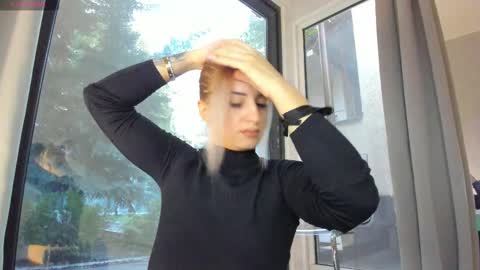 ella_vee online show from 10.05.25