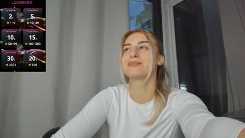 ella_vee online show from 10.08.25