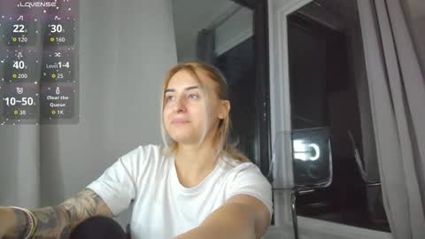 ella_vee online show from 10.10.25