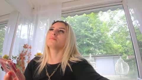 Snapshot of ella_vee chatting on 05.08.26 ella_vee online show from 05.08.26