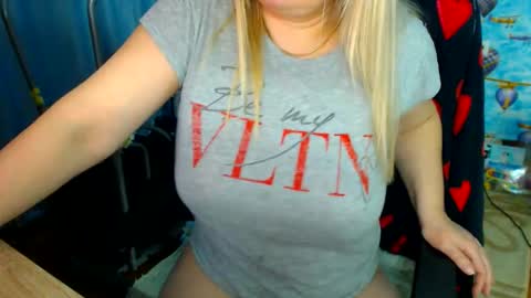 Snapshot of ellabella36dd chatting on 12.17.25 IsaBella online show from 12.17.25