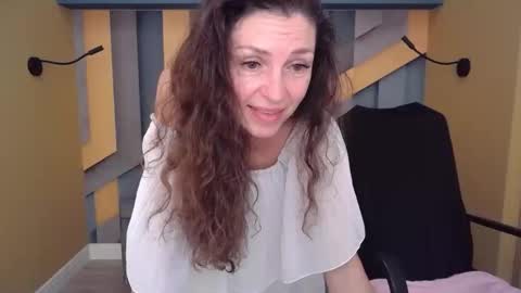 EllaLongs online show from 11.21.25