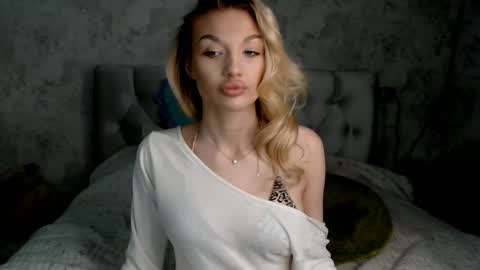 Snapshot of ellamilla chatting on 06.05.26 ellamilla online show from 06.05.26
