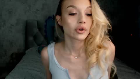 Snapshot of ellamilla chatting on 06.26.26 ellamilla online show from 06.26.26