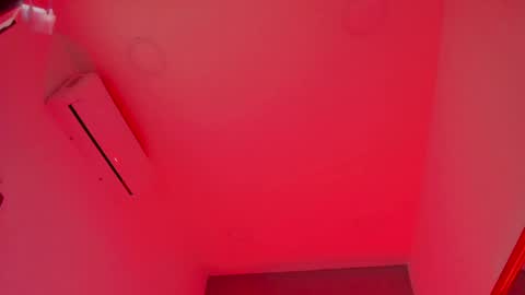 Snapshot of ellamontoya chatting on 01.12.25 Ella online show from 01.12.25