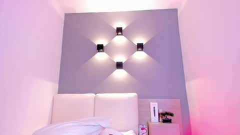 Snapshot of ellamontoya chatting on 01.12.25 Ella online show from 01.12.25