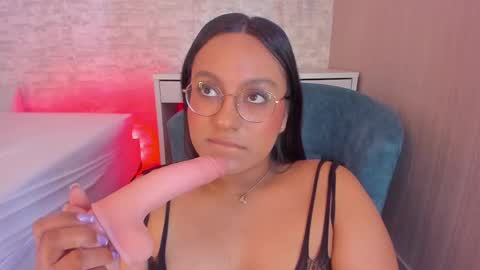 Snapshot of ellamontoya chatting on 02.10.25 Ella online show from 02.10.25