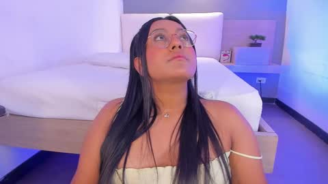 Snapshot of ellamontoya chatting on 02.11.25 Ella online show from 02.11.25