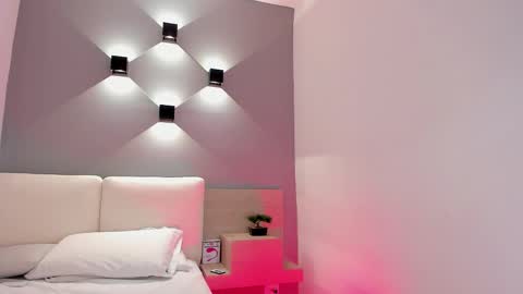 Snapshot of ellamontoya chatting on 02.13.25 Ella online show from 02.13.25