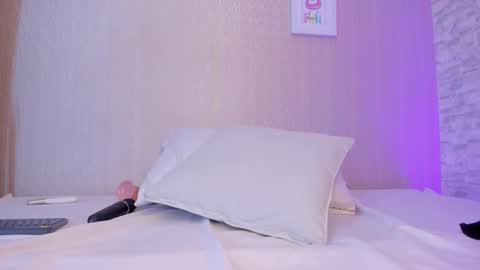 Snapshot of ellamontoya chatting on 02.14.25 Ella online show from 02.14.25