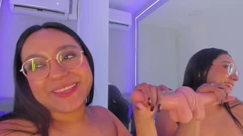 Snapshot of ellamontoya chatting on 02.23.25 Ella online show from 02.23.25