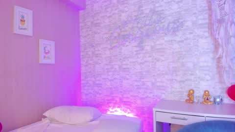 Snapshot of ellamontoya chatting on 02.25.25 Ella online show from 02.25.25