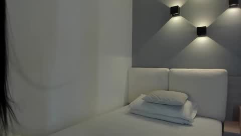 Snapshot of ellamontoya chatting on 09.29.25 Ella online show from 09.29.25