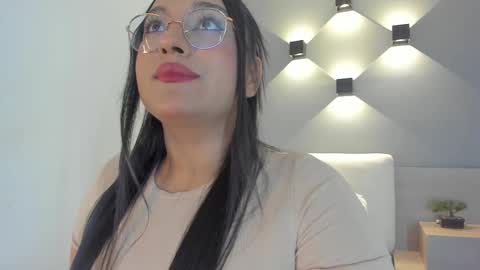 Snapshot of ellamontoya chatting on 10.08.25 Ella online show from 10.08.25