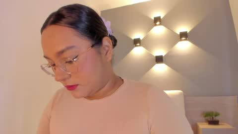 Snapshot of ellamontoya chatting on 10.21.25 Ella online show from 10.21.25