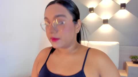 Snapshot of ellamontoya chatting on 10.27.25 Ella online show from 10.27.25