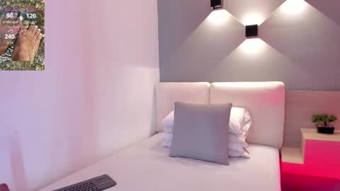 Snapshot of ellamontoya chatting on 10.28.25 Ella online show from 10.28.25