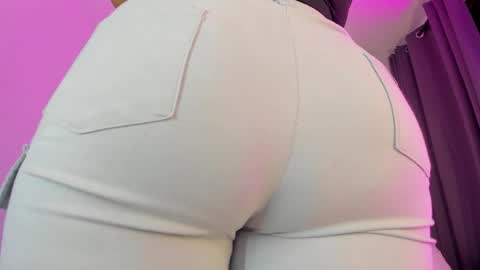 Snapshot of ellamontoya chatting on 11.21.25 Ella online show from 11.21.25