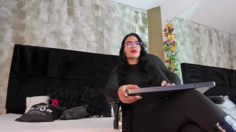  ella  online show from 01.08.25