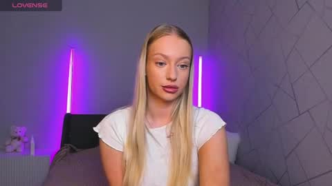 Snapshot of elldiana chatting on 06.19.26 elldiana online show from 06.19.26