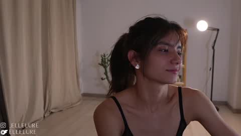 Snapshot of ellelure_ chatting on 01.22.25 Linda Restrepo online show from 01.22.25