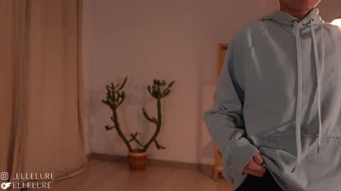 Snapshot of ellelure_ chatting on 02.01.25 Linda Restrepo online show from 02.01.25