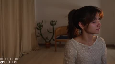 Snapshot of ellelure_ chatting on 02.06.25 Linda Restrepo online show from 02.06.25