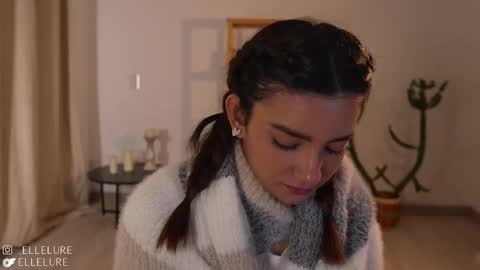 Snapshot of ellelure_ chatting on 02.23.25 Linda Restrepo online show from 02.23.25