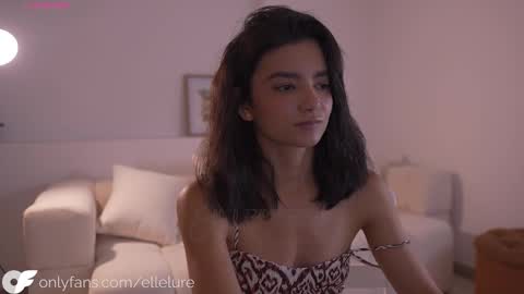 Snapshot of ellelure_ chatting on 09.22.25 Linda Restrepo online show from 09.22.25