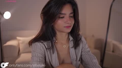 Snapshot of ellelure_ chatting on 10.22.25 Linda Restrepo online show from 10.22.25