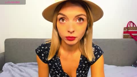 Snapshot of ellen_flow chatting on 10.19.25 ellen_flow online show from 10.19.25