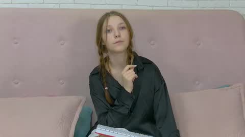 Snapshot of ellenbush chatting on 09.29.25 EllenBush online show from 09.29.25