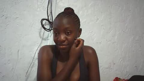 Snapshot of ellerah chatting on 11.03.25 aishamalia online show from 11.03.25