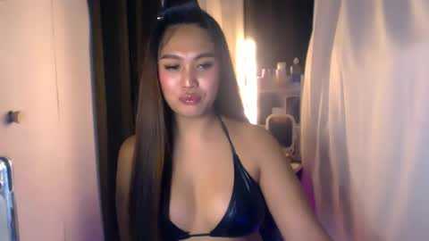 Snapshot of elliecummers chatting on 07.18.26 ellie online show from 07.18.26