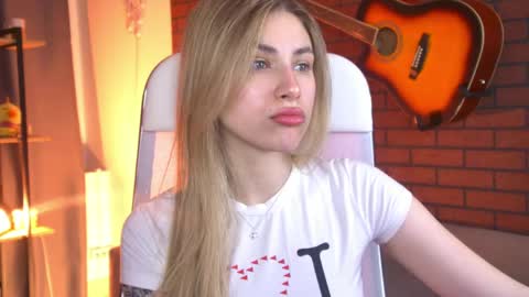 Snapshot of elliecutes chatting on 04.27.26 elliecutes online show from 04.27.26