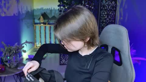 Snapshot of elliemurler chatting on 10.13.25 elliemurler online show from 10.13.25