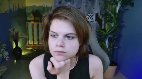 Snapshot of elliemurler chatting on 10.31.25 elliemurler online show from 10.31.25