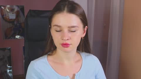 Snapshot of elliephant_ chatting on 01.03.25 just Emily online show from 01.03.25