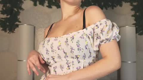 Snapshot of elliephant_ chatting on 01.08.25 just Emily online show from 01.08.25