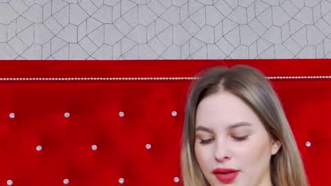 Snapshot of ellsa_jean chatting on 10.27.25 Elsa Jean online show from 10.27.25