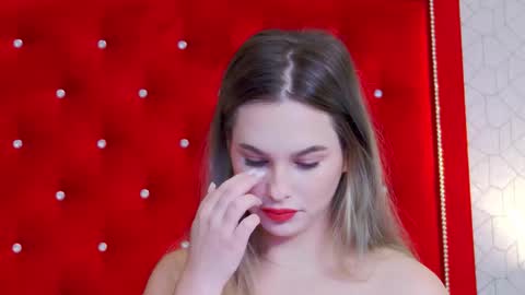 Elsa Jean online show from 11.05.25