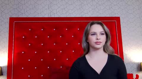 Snapshot of ellsa_jean chatting on 11.18.25 Elsa Jean online show from 11.18.25