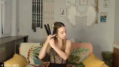 Snapshot of elly_ary chatting on 12.01.25 elly_ary online show from 12.01.25