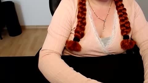 Snapshot of elly_petite chatting on 06.10.26 Elly online show from 06.10.26