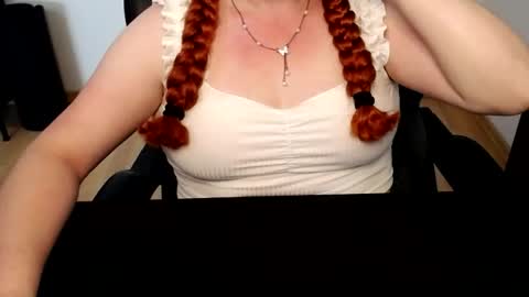 Snapshot of elly_petite chatting on 06.16.26 Elly online show from 06.16.26